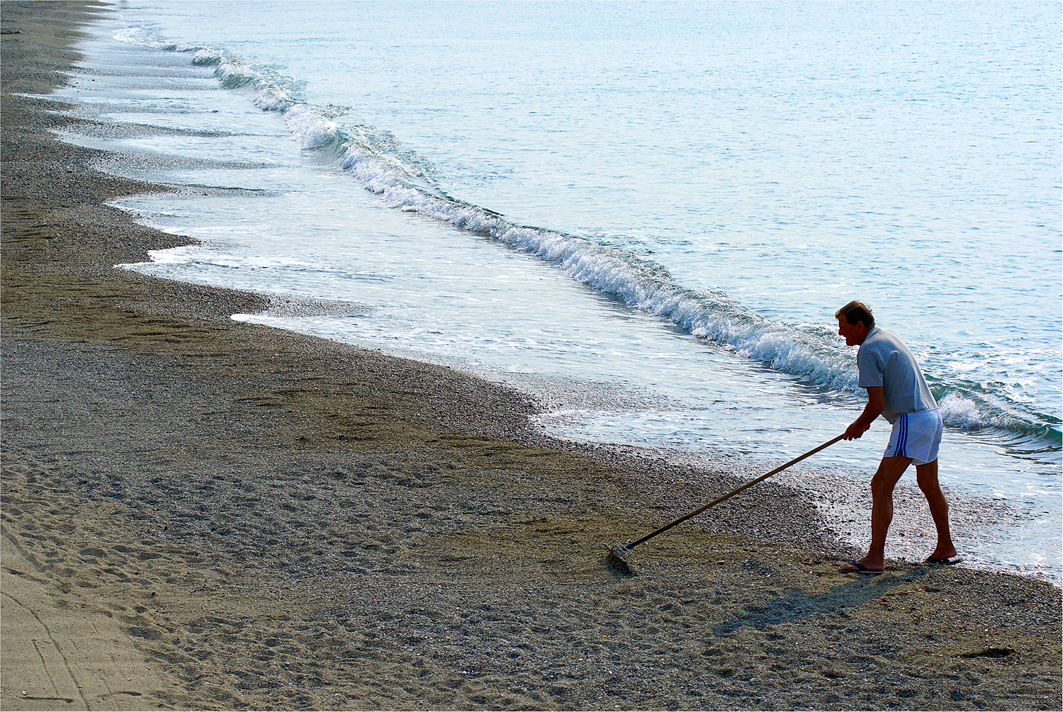 L'uomo che pulisce la spiaggia