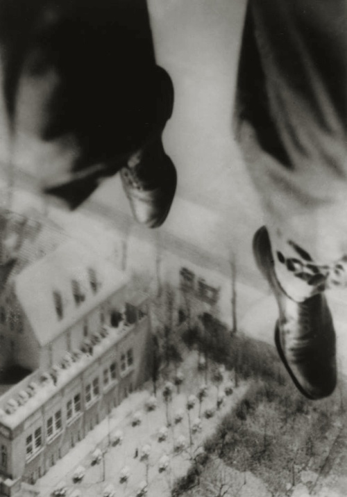 Willi Ruge: Sekunden vor der Landung (Ich fotografiere mich beim Absturz mit dem Fallschirm), 1931